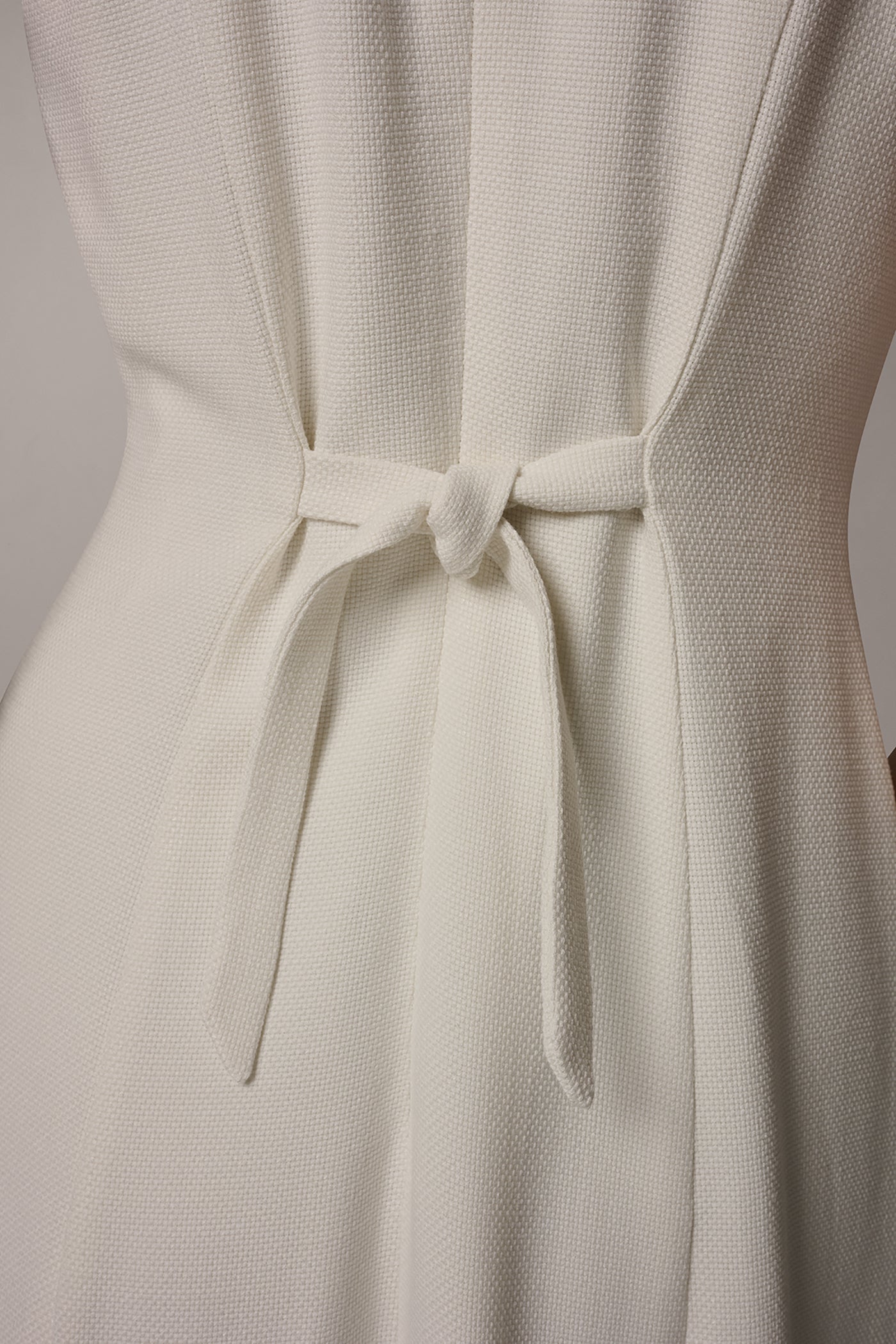 SLEEVELESS CROSS-FRONT MIDI HALTER DRESS
